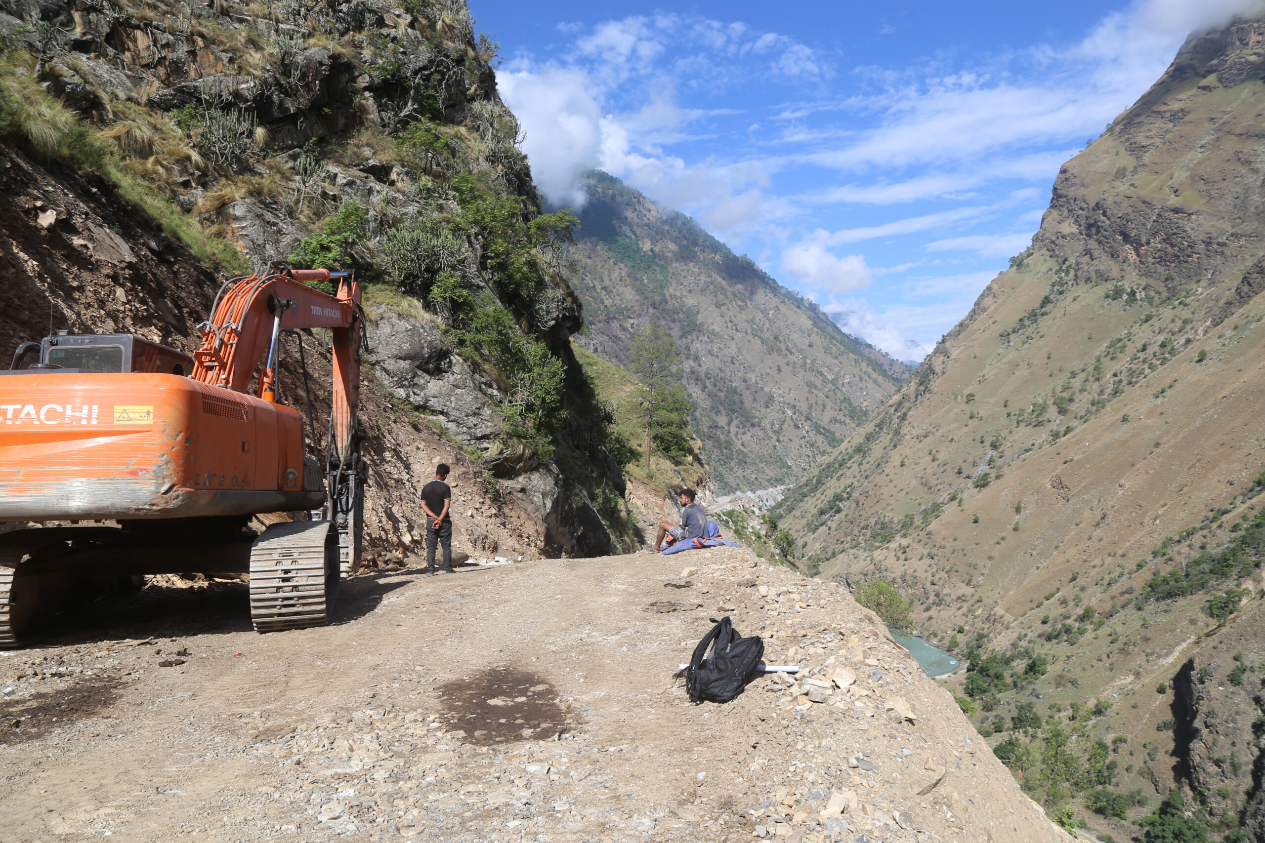 मुगु  गमगढी सोरु तारापानी सडक स्तरउन्नती हुदै