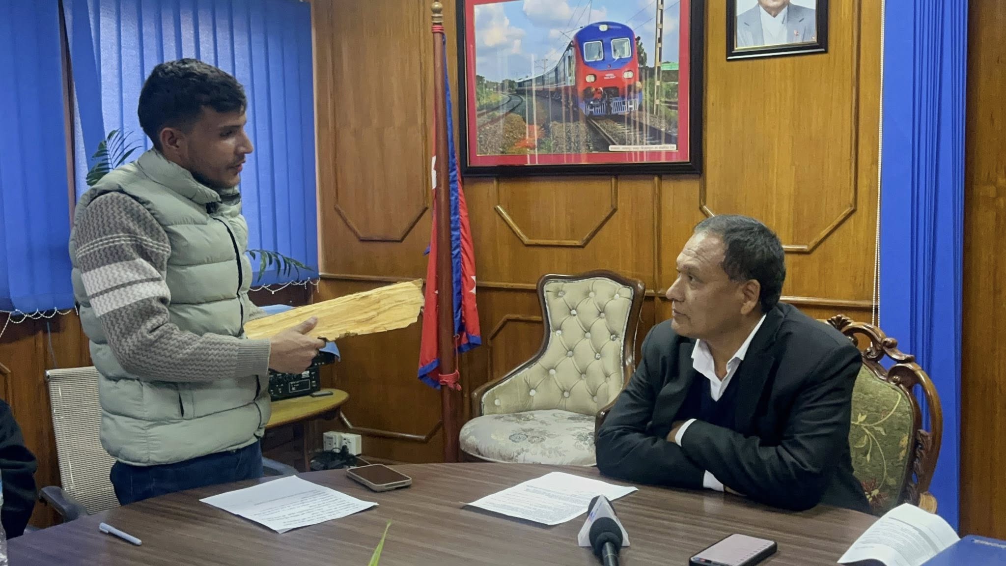 मुगुमा ९५ प्रतिशत जनता अन्धकारमा,उर्जा मन्त्री कुलमानलाई झरो उपहार दिएर गराए ध्यानाकर्षण