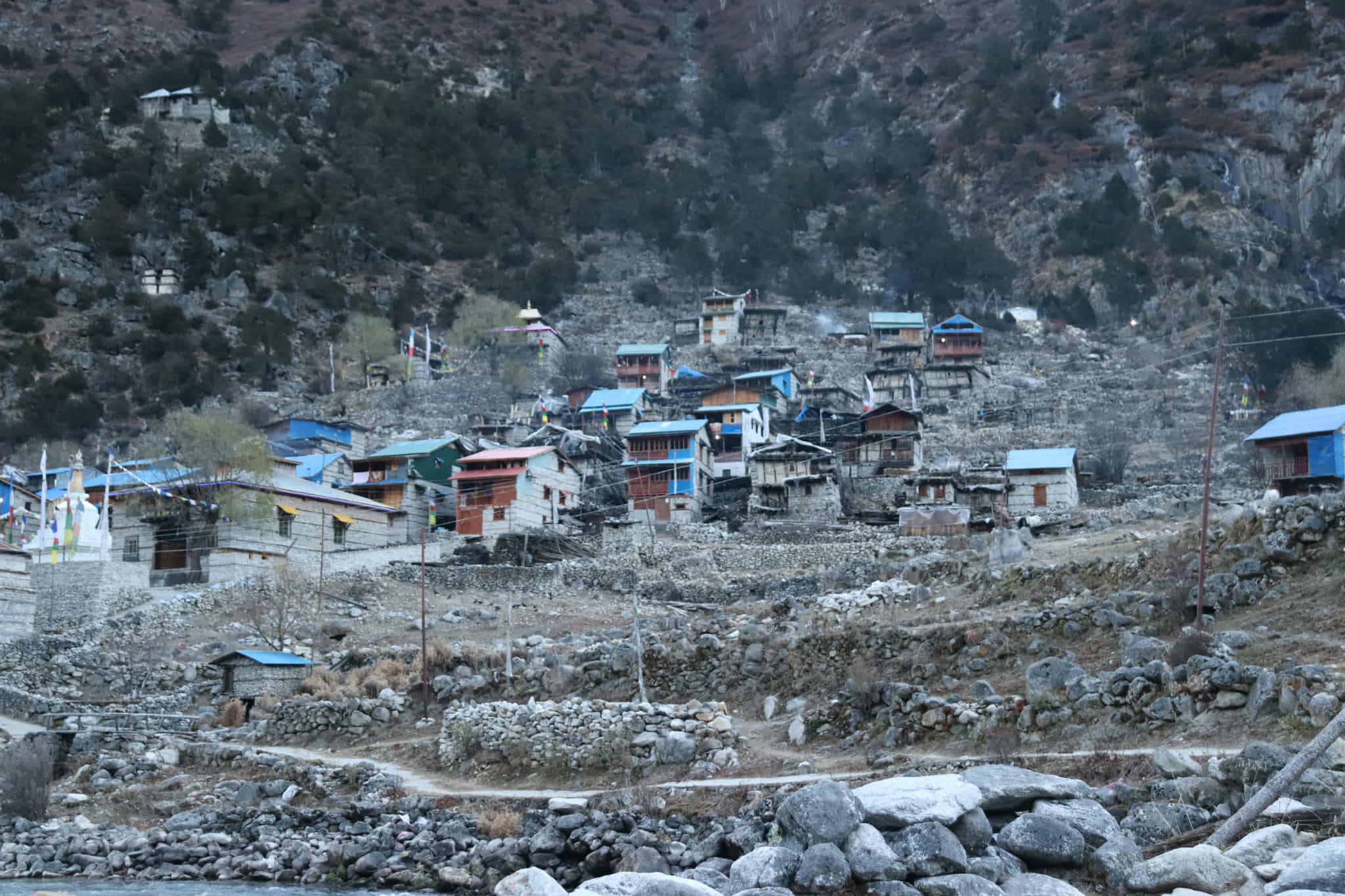 हिमालपारिको मुगु गाउँ सुनसान