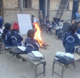 जाडोको  असर : आगो बालेर पढदै मुगुम कार्मारोङका विद्यार्थी