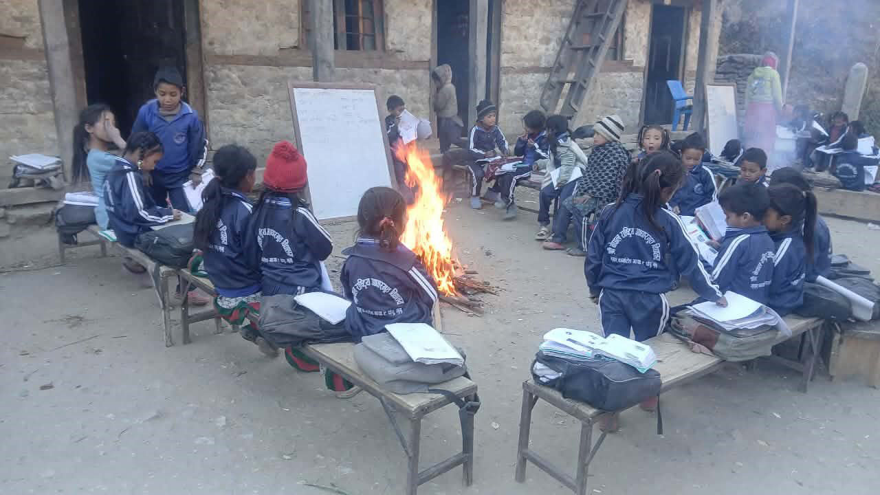 जाडोको  असर : आगो बालेर पढदै मुगुम कार्मारोङका विद्यार्थी