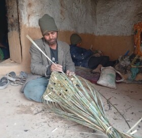 निगालोको डोको बुनेर घरखर्च जुटाउदै