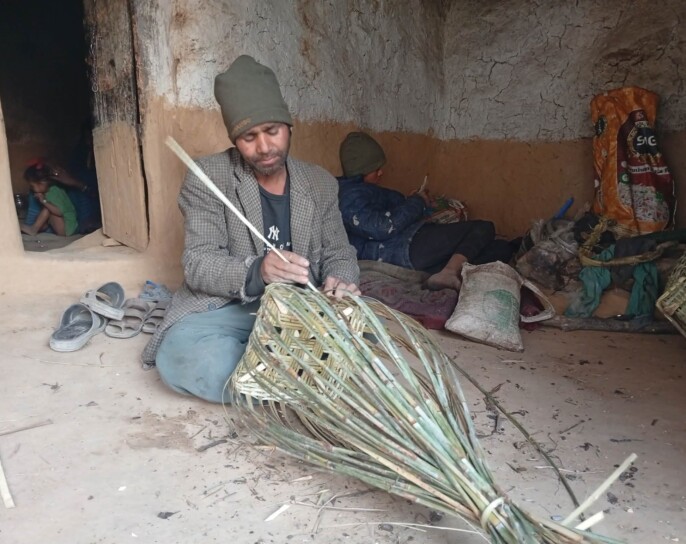 निगालोको डोको बुनेर घरखर्च जुटाउदै