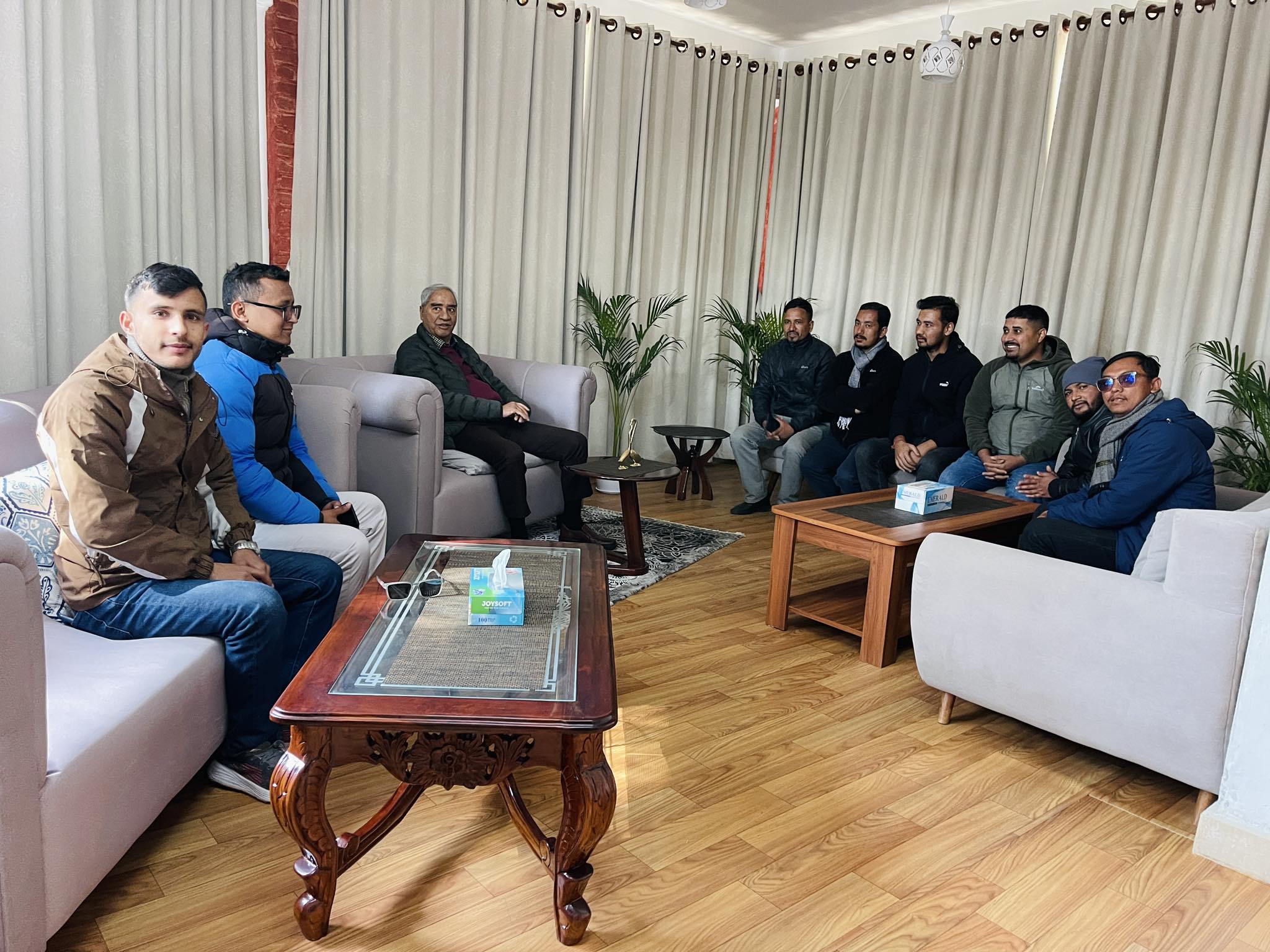 सभापति देउवाले नेविसंघका नेताहरुसंग भने,म मिलाउदैछु पार्टी फुटन दिदैन