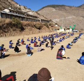 खुल्ला चौरमा घाम ताप्दै परीक्षा  दिदै  विद्यार्थी
