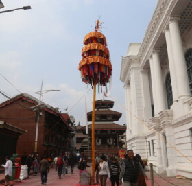 बसन्तपुरमा चीर ठड्याएर सुरु भयो होली पर्व