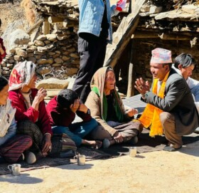 मतदातासंग भोट माग्दै दलका उम्मेदवार