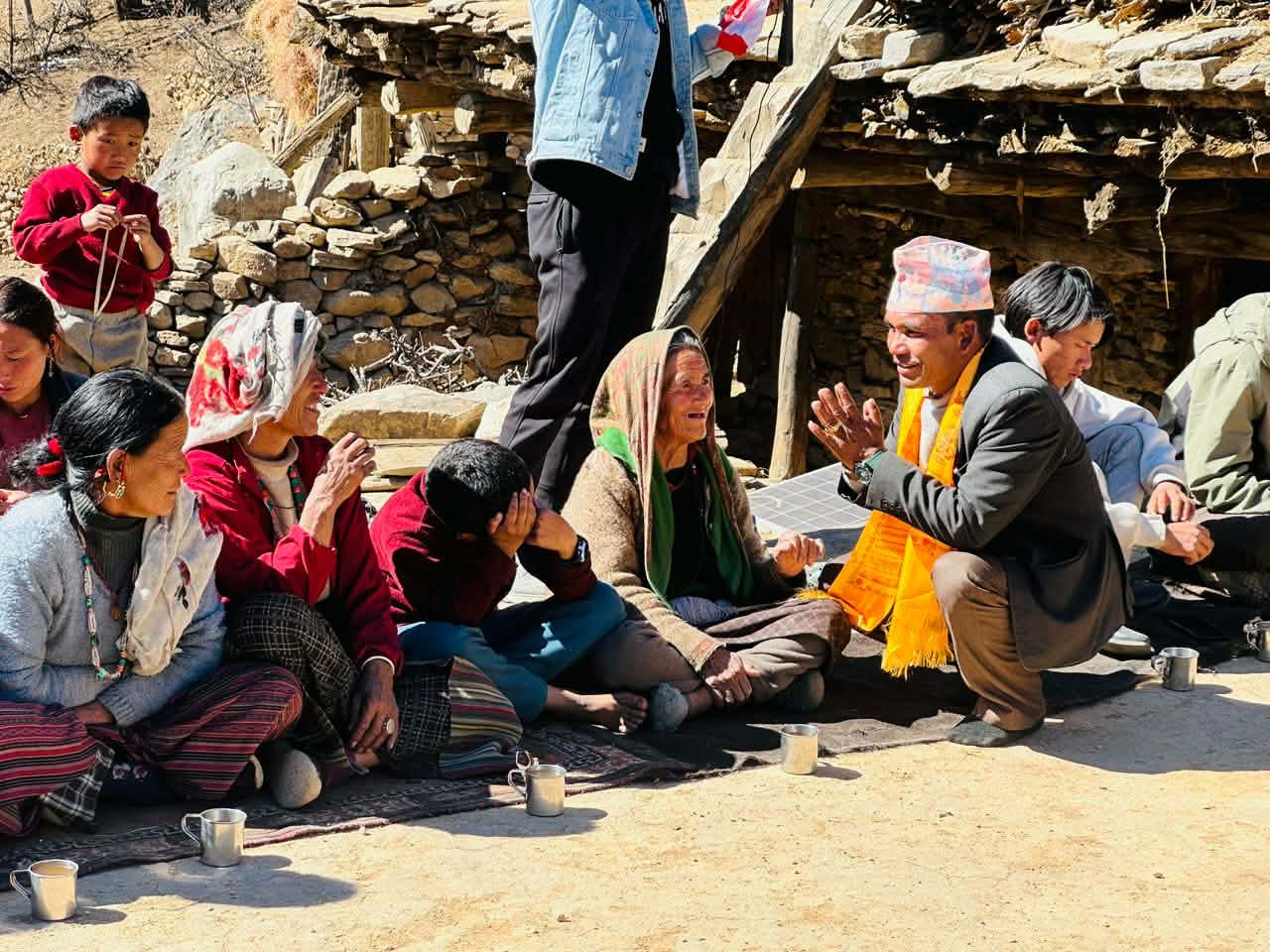 मतदातासंग भोट माग्दै दलका उम्मेदवार