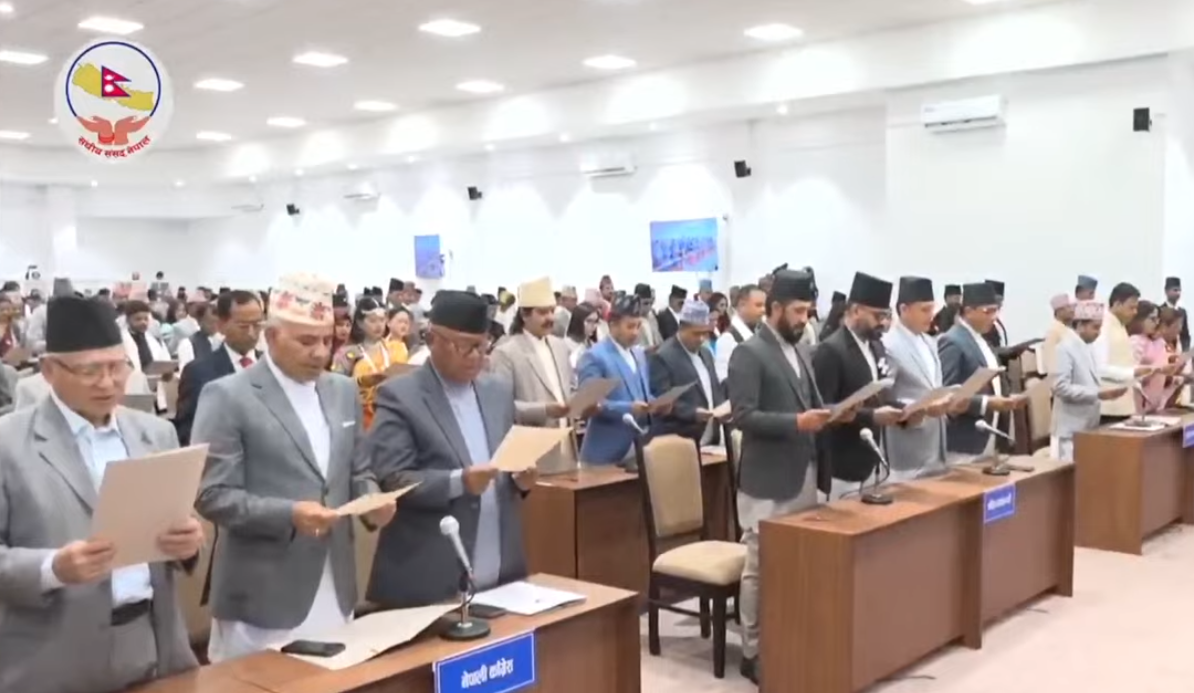 नयाँ  संसद भवनामा नवनिर्वाचित सांसदहरूले लिए शपथ