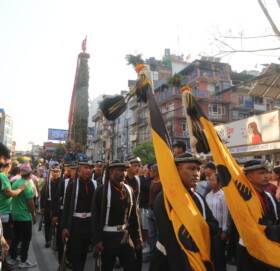 तस्विरमा हेनुहोस् रातो मत्स्येन्द्रनाथको रथ तान्न सुरु