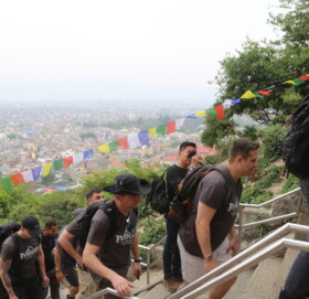 काठमाडौ स्वयम्भू घुम्न आएका बिदेशी पर्यटक