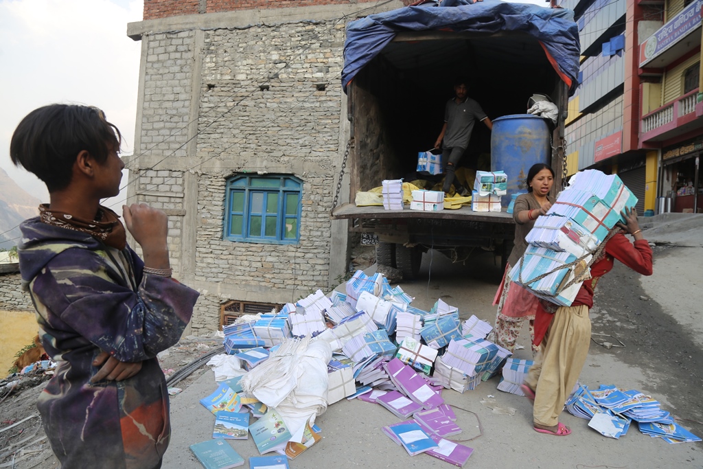 नयाँ शैक्षिक सत्र बैशाखमै पाठयपुस्तक बिद्यालयमा पुरयाइने
