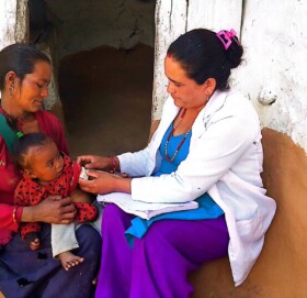 घरदैलोमै पुगेर सुत्केरी आमा र शिशुको उपचार गर्दै, अनमी सरिता