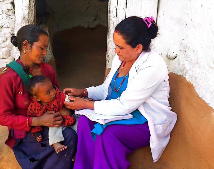 घरदैलोमै पुगेर सुत्केरी आमा र शिशुको उपचार गर्दै, अनमी सरिता