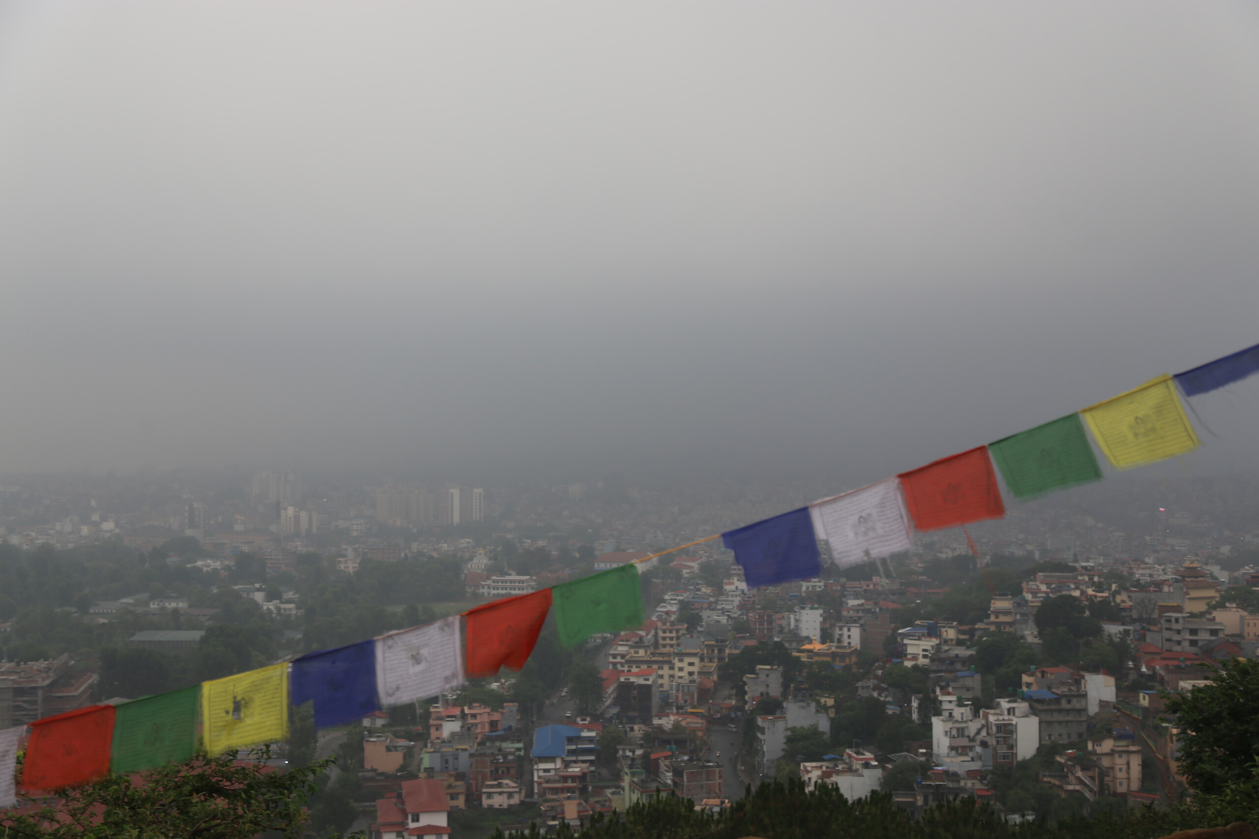 काठमाडौं उपत्यकामा वर्षा, देशभर मौसममा बदलिई मेघगर्जन
