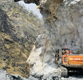 मुगु गमगढी नाक्चेनाङला सडकको माग्री भीरमा चट्टान कटान फुटाउदै