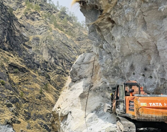 मुगु गमगढी नाक्चेनाङला सडकको माग्री भीरमा चट्टान कटान फुटाउदै