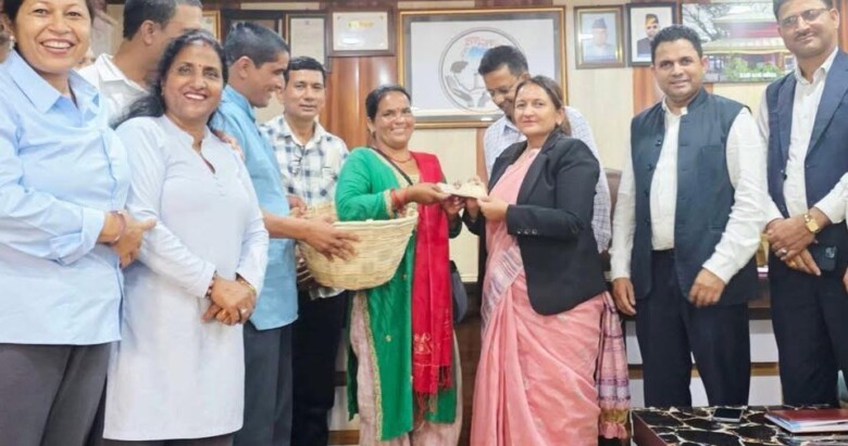 नगरप्रहरीको दुव्र्यवहारमा परेकी काफल बेच्ने महिलालाई १० हजार क्षतिपूर्ति