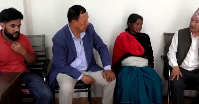 कांग्रेस नेता मोहन बस्नेतले गणेश नेपालीको परिवारलाई गरे १ लाख आर्थिक सहयोग