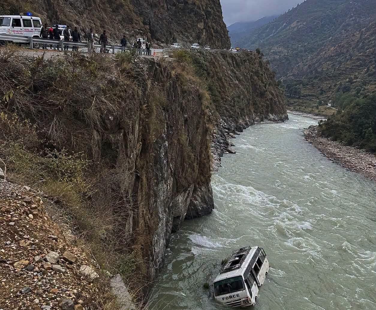 कर्णालीमा गाडी दुर्घटना खोज उद्धार कार्य जारी