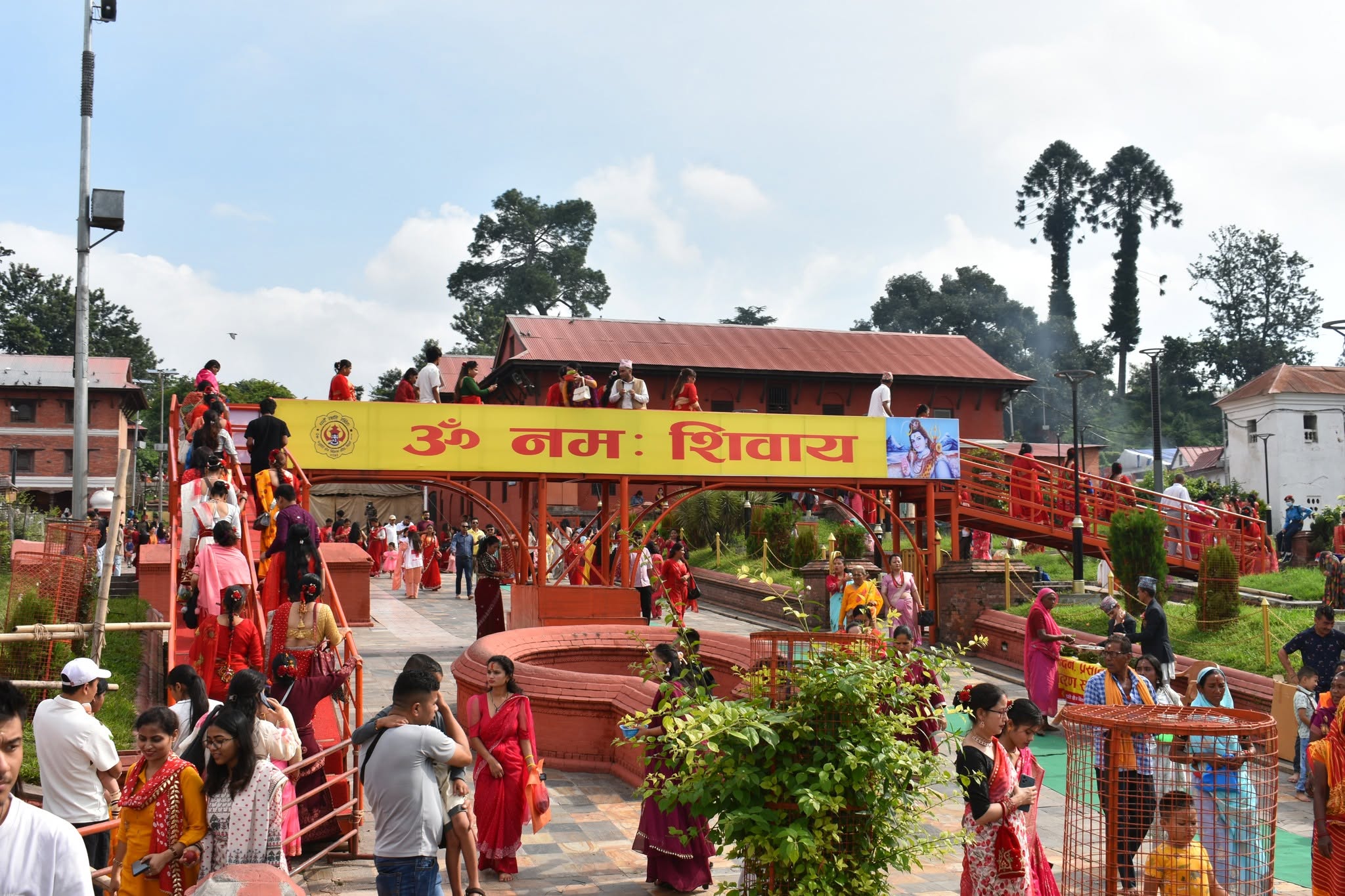 आज साउनको पहिलो सोमबार देशभरका शिव मन्दिरमा भक्तजनको भीड