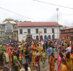साउन महिनाको तेस्रो सोमबार पशुपतिनाथमा दर्शनार्थीको घुइचो