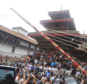 बसन्तपुर हनुमान ढोकामा लिङ्गो ठड्याएर प्रारम्भ भयो  इन्द्रजात्रा
