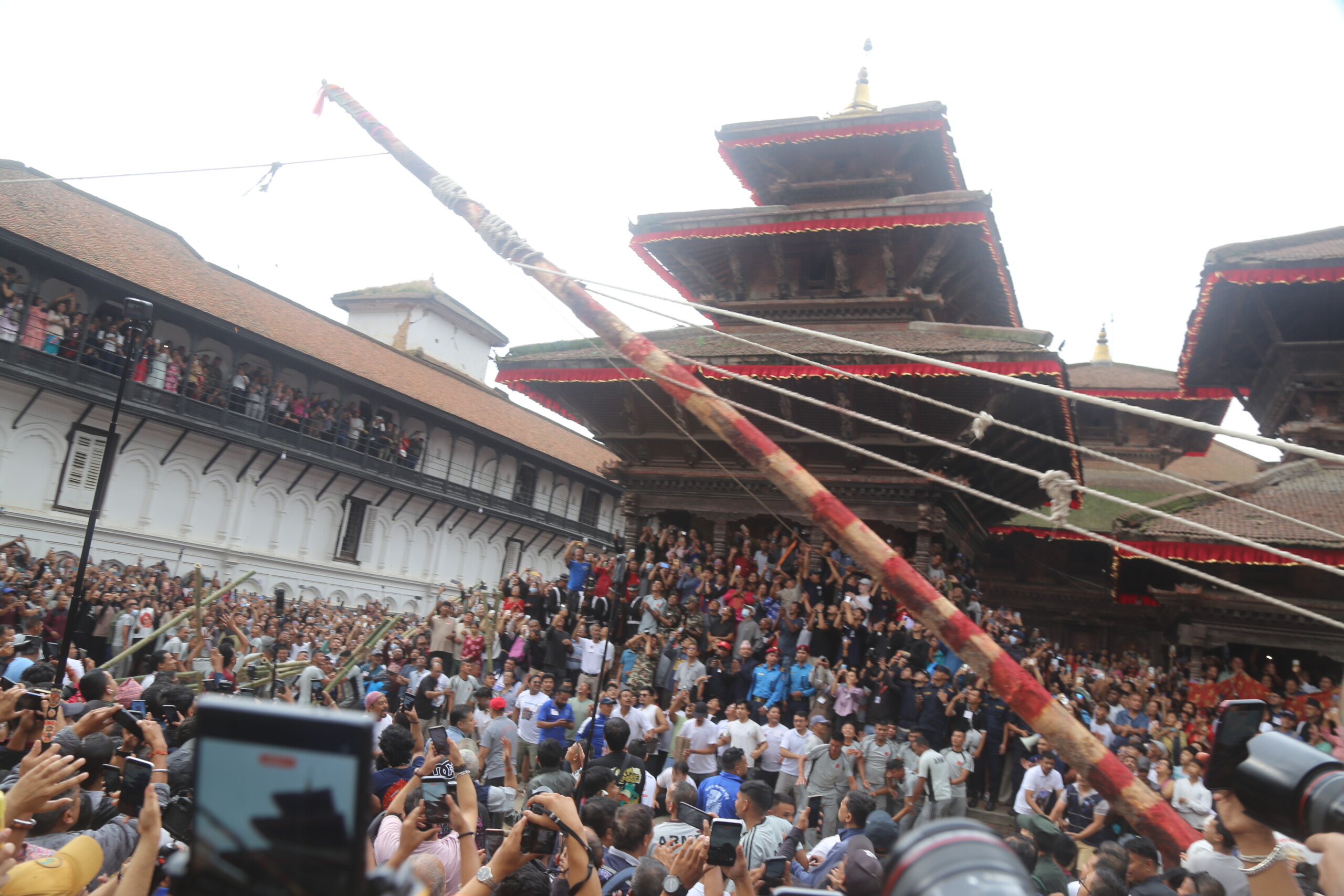 बसन्तपुर हनुमान ढोकामा लिङ्गो ठड्याएर प्रारम्भ भयो  इन्द्रजात्रा