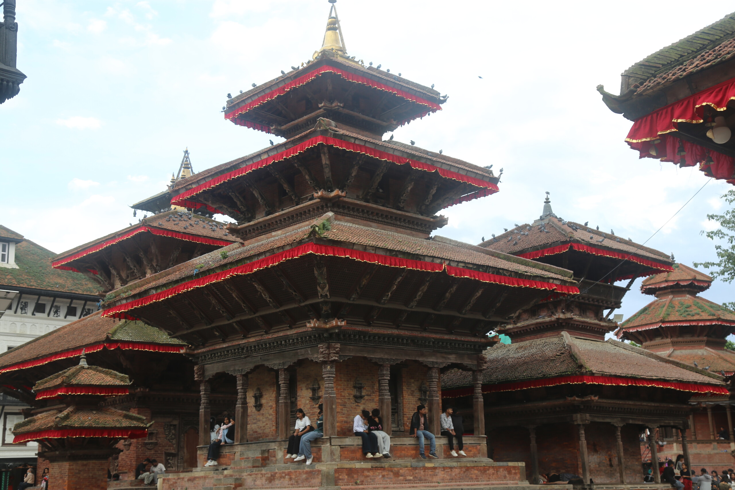 इन्द्रजात्राको लागि बेहुलीझैं सिंगारिदै हनुमानढोका