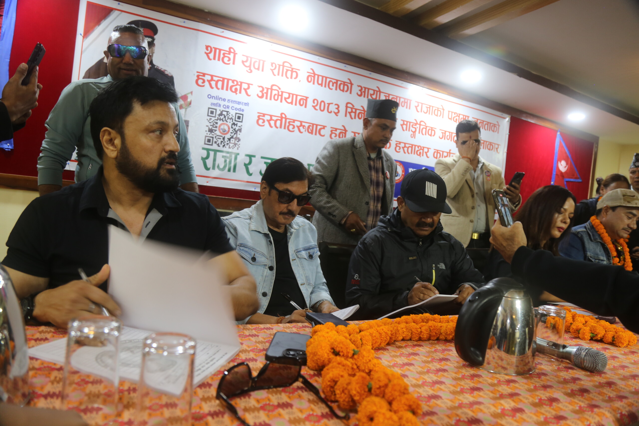 राजसंस्थाका पक्षमा चर्चित कलाकारहरूले गरे हस्ताक्षर