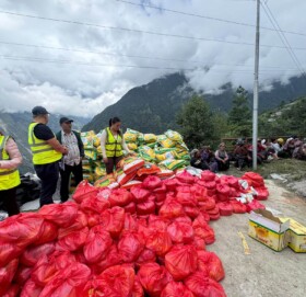 गैरआवासीय नेपाली संघद्धारा रसुवा बाढी प्रभावित क्षेत्रमा राहत सहयोग