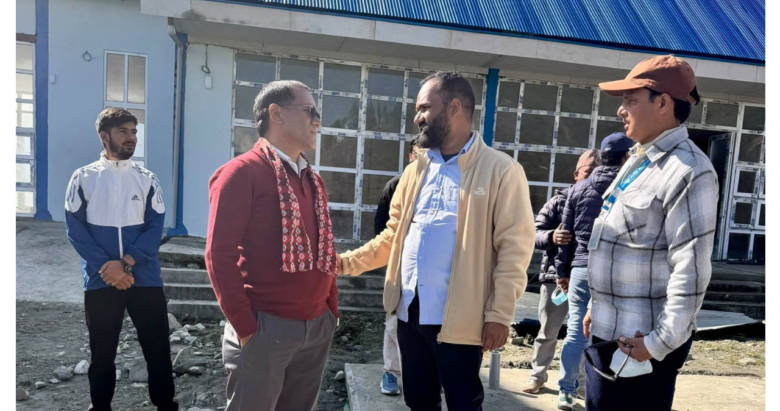 मुगु रारा बिमानस्थल पर्यटनमन्त्री पौडेलसंग एमाले नेता राजु कार्कीको भेट