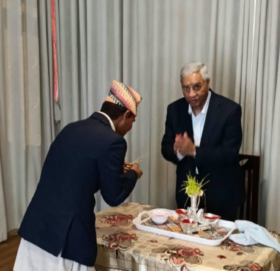 पूर्वप्रधानमन्त्री देउवाले कार्यकर्तालाई लगाइदिए दसैं  टीका