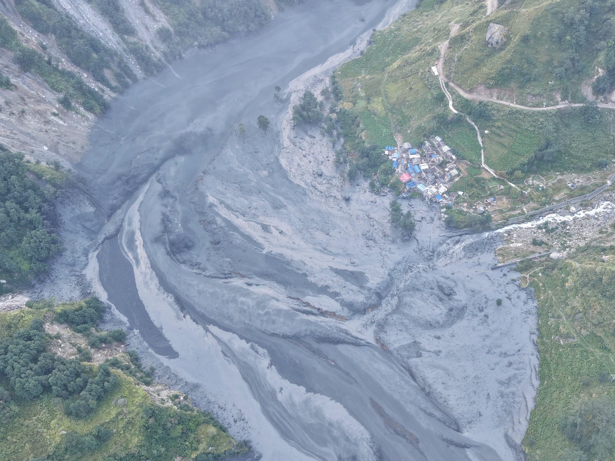 बुढीगण्डकीमा  आएको  भिषण बाढीले ४० घर बगायो ६ जनाको हवाई उद्धार